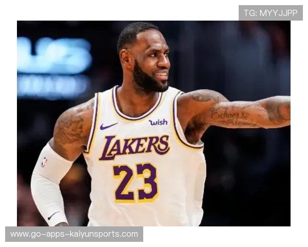 詹姆斯通过高位挡拆多次为里夫斯创造空位良机